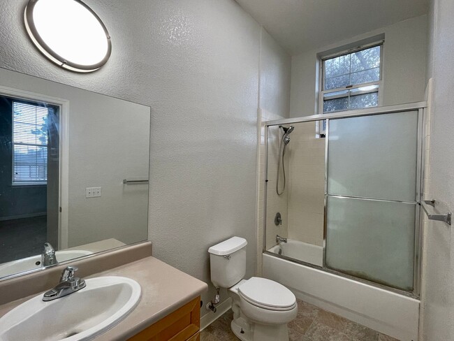 Building Photo - Must See Downtown San Jose End-Unit 2 Bedr...