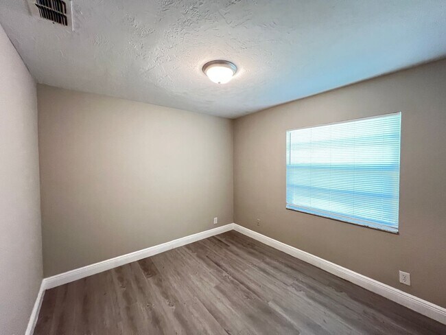 Building Photo - Charming Renovated 2 Bedroom, 1 Bathroom Home in Prime Ocala Location! Lawn Care Included!!