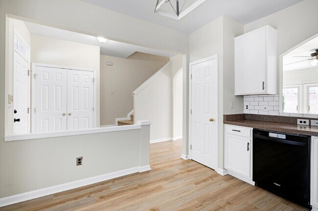 Building Photo - 812 Walnut Woods Dr