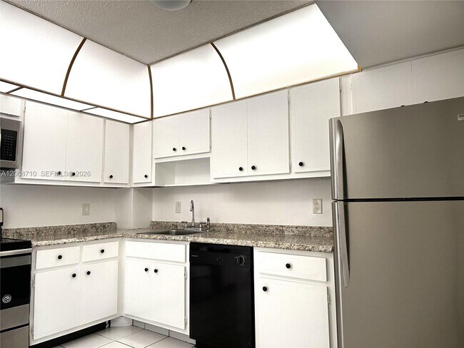 Building Photo - 4400 Hillcrest Dr