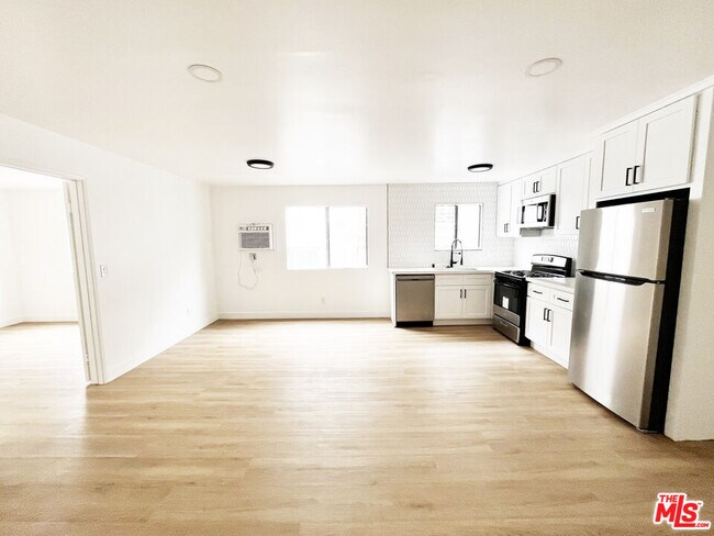 Building Photo - 5440 Carlton Way