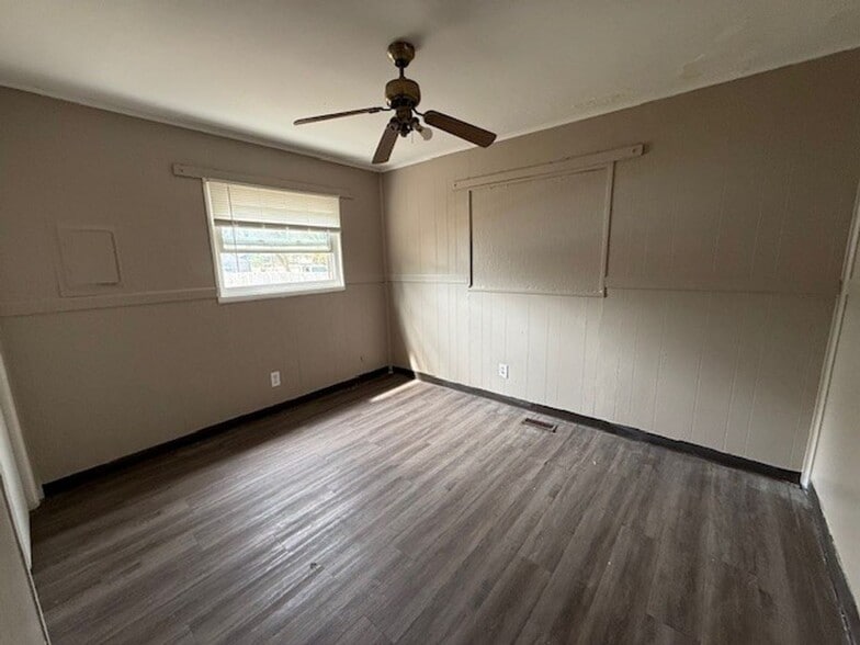 Building Photo - LARGE 4BR ONE LEVEL HOME WITH A GREAT FLOORPLAN.  TONS OF SPACE!