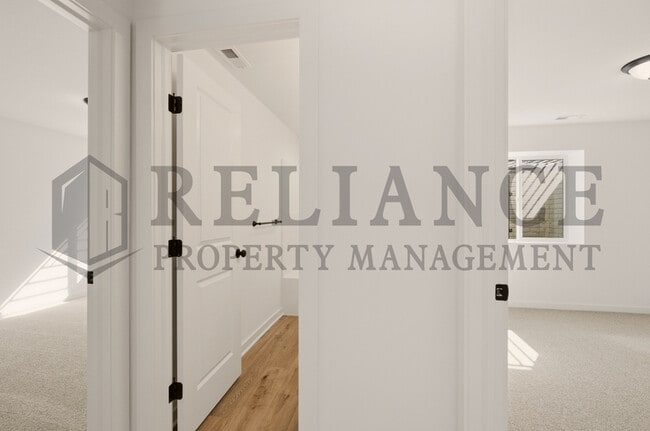 Building Photo - 5238 N Pinecrest Ct