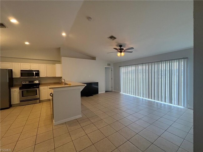 Building Photo - 313 NE 30th St