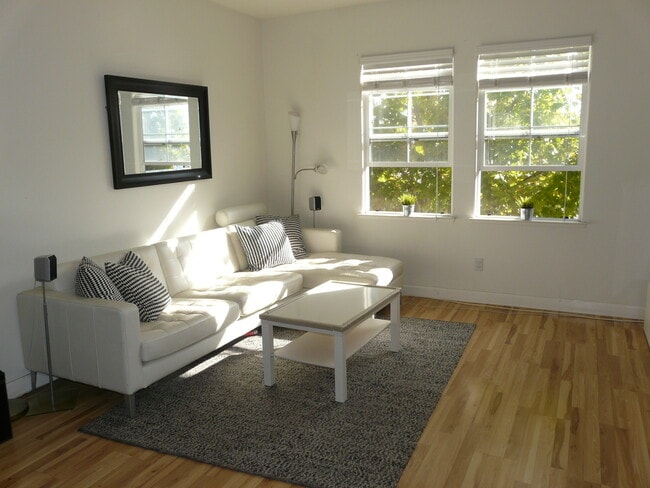 Building Photo - Gorgeous 3 bedroom 2.5 Bath with Bonus Room in Communication Hill