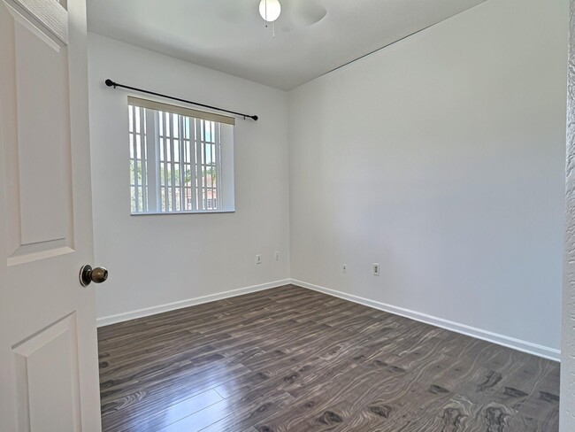 Building Photo - 8833 S Isles Cir