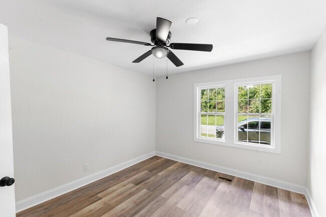 Building Photo - 547 Horry St NE