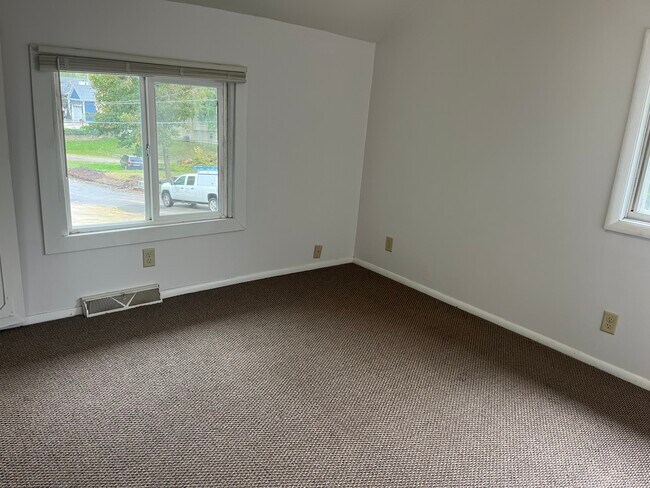 Building Photo - 2088 Chapman Lake Dr