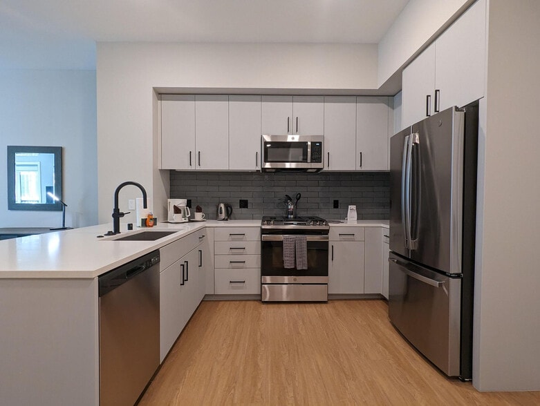 Building Photo - 1746 Villa St