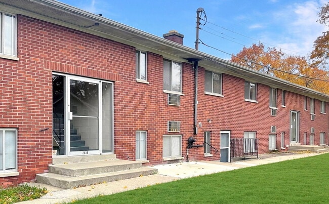 Building Photo - 2839 S Burdick St