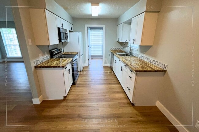 Building Photo - Stunning Semmes Home