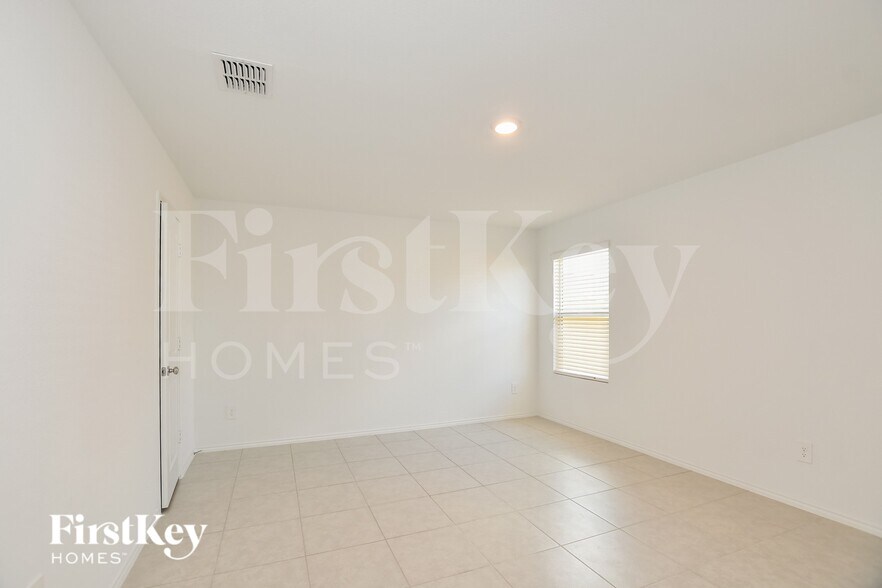 Building Photo - 1061 Crestview Dr