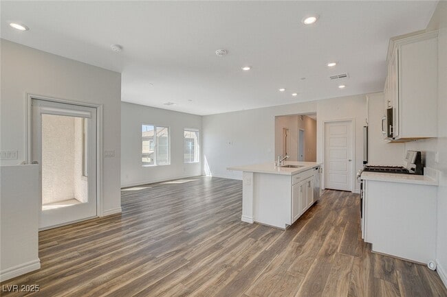 Building Photo - 206 Callen Falls Ave