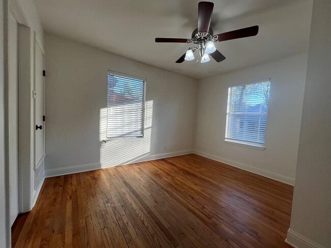 Building Photo - 928 E 56th St