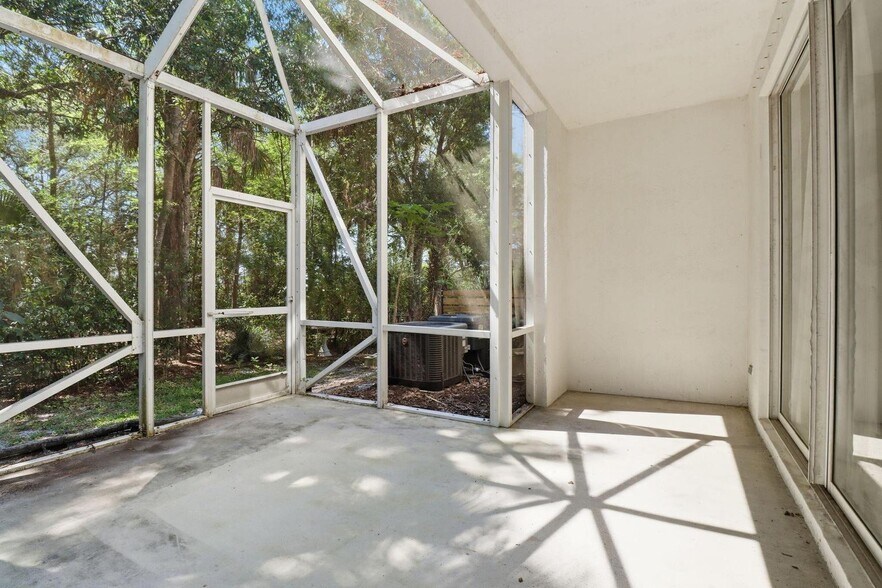 Building Photo - 9902 Lago Dr