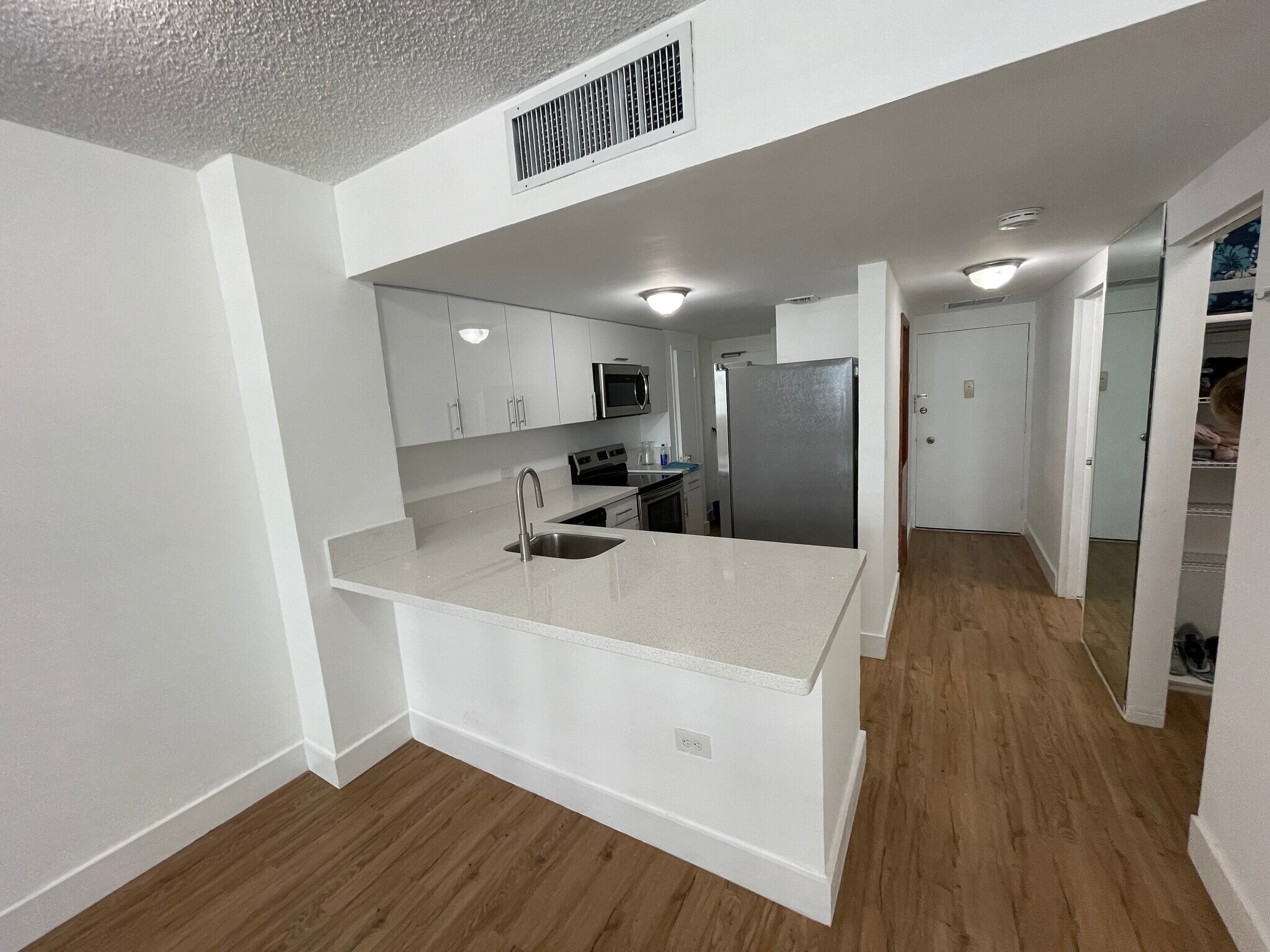 Building Photo - 905 Brickell Bay Dr