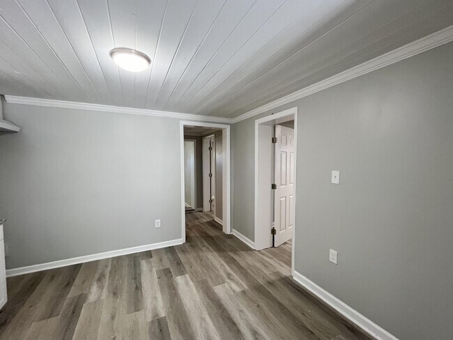 Building Photo - 871 W 11th St