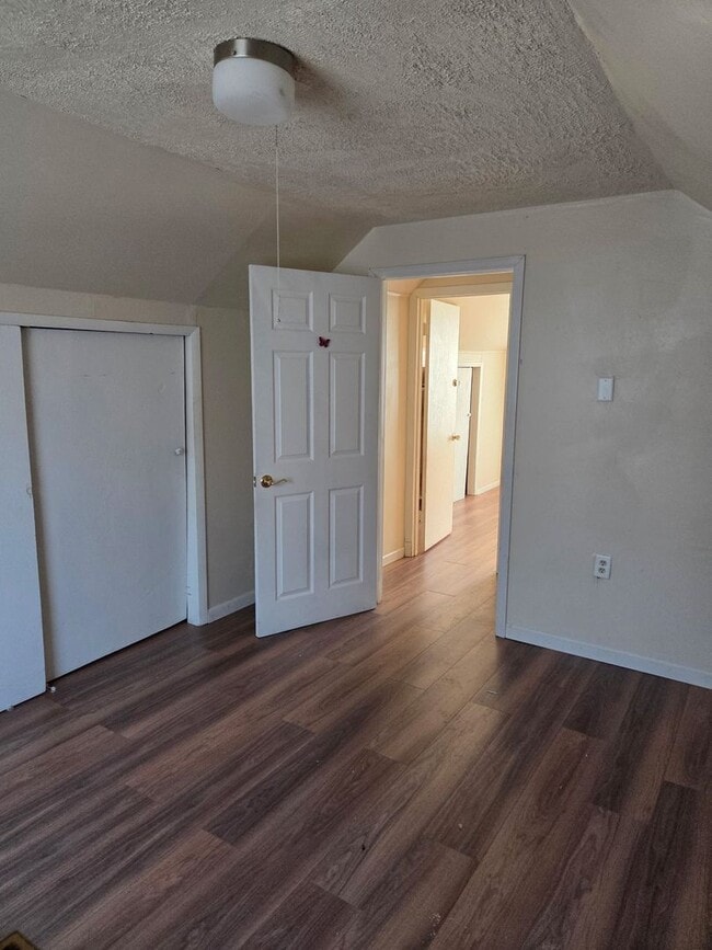 Building Photo - Large 4-Bedroom Single Family Home, Quiet Neighborhood. Available January 1st!