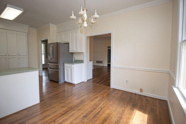 Building Photo - 2220 Montclair Dr