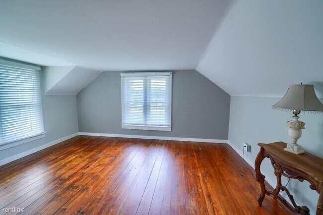 Building Photo - 3 br, 1.5 bath House - 325 Main Street