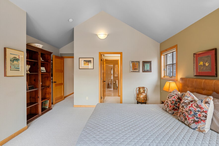 Building Photo - 2537 NW Upshur St