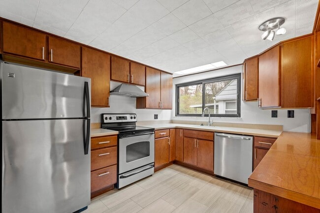 Building Photo - AVAILABLE JULY 1ST!! GORGEOUS 3 BED / 2 BATH HOME IN PENN HILLS!