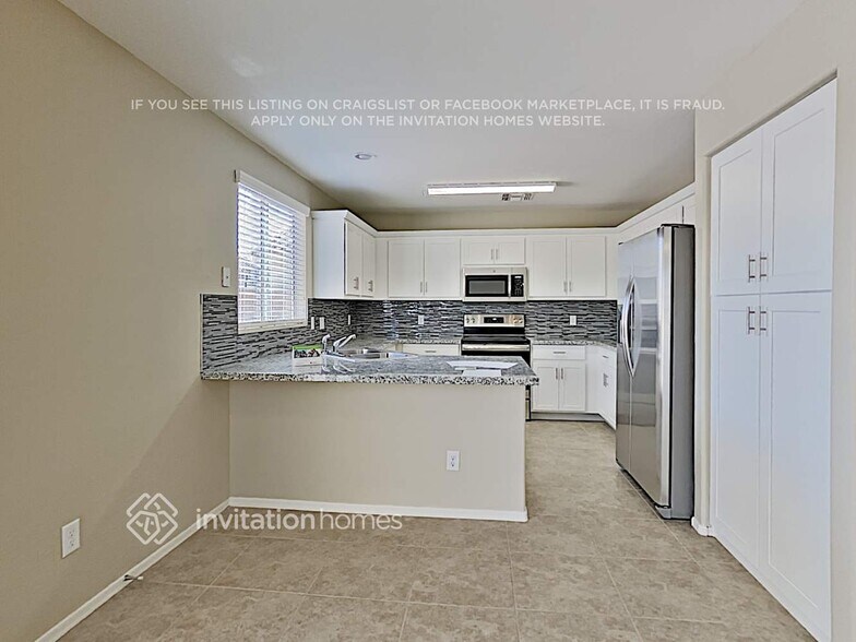 Building Photo - 12805 W Laurel Ln