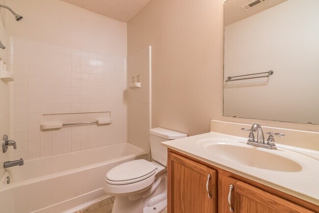 Building Photo - 5723 Roxbury Dr