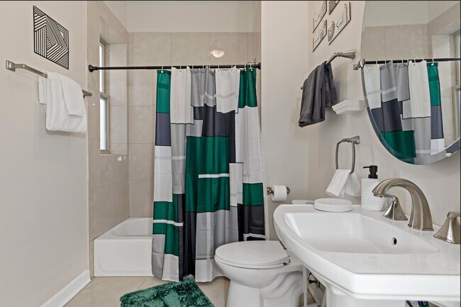 Building Photo - 5536 S King Dr