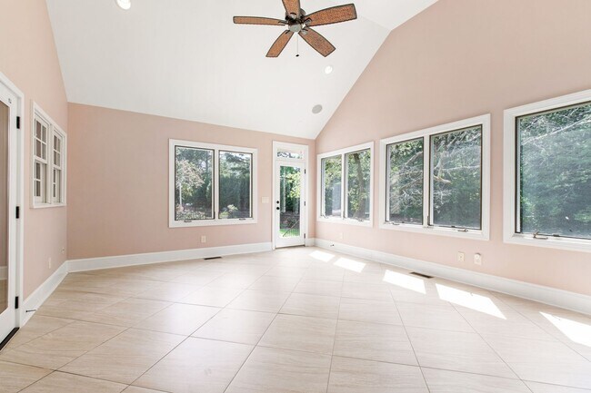 Building Photo - Elegant 5-Bedroom Residence with Luxurious...