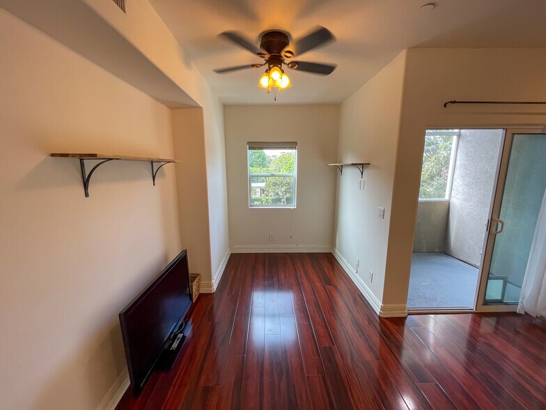 Building Photo - 2027 Beloit Ave