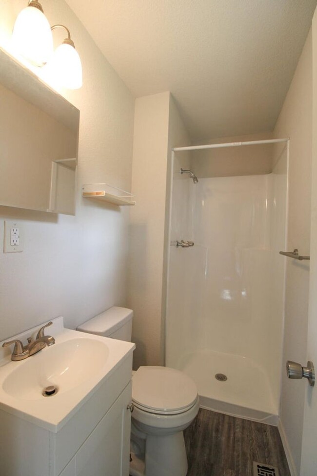 Building Photo - Welcome to this charming 3-bedroom, 2-bath...