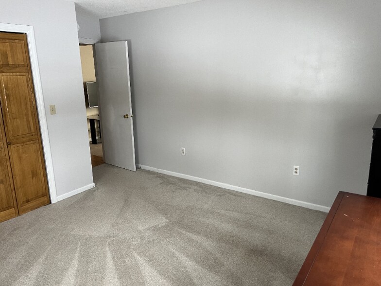 Building Photo - 559 Malletts Bay Ave