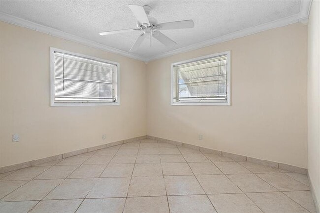 Building Photo - 240 NW 24th Ct
