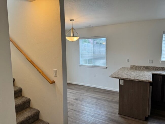 Building Photo - 2 STORY DUPLEX IN THE HEART OF PHOENIX OREGON