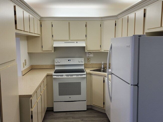 Building Photo - 2 BR 2 BA rental in the gated Pine Ridge c...