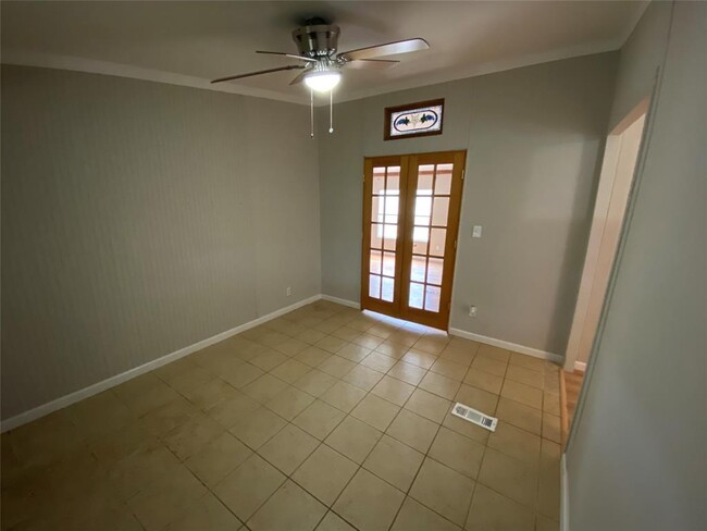 Building Photo - 185 S Valley Dr