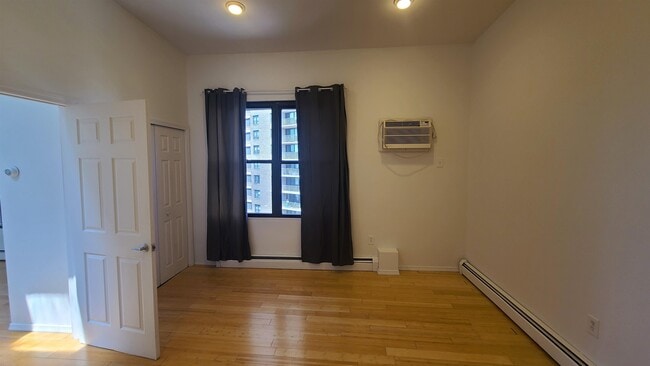 Building Photo - 4905 Park Ave