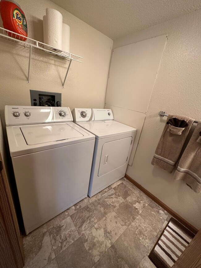 Building Photo - 601 W Scott St