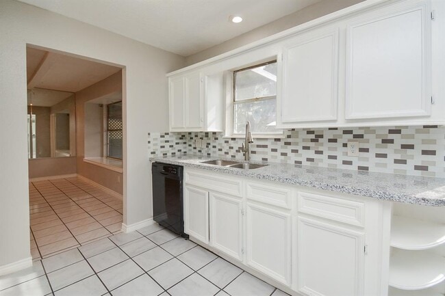Building Photo - 9334 Golden Wood Ln