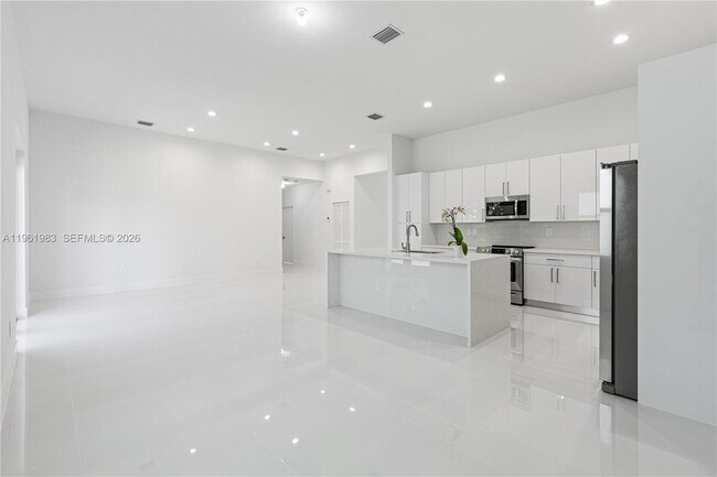 Building Photo - 21326 Old Cutler Rd