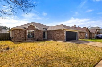 Building Photo - 2847 Red Oak Dr