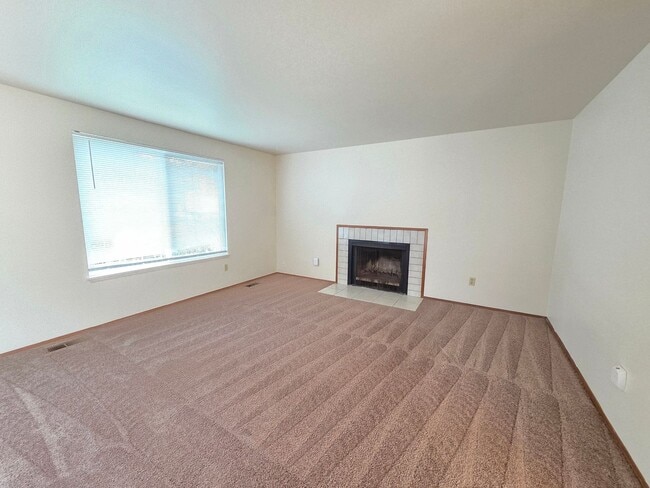 Building Photo - 3 bed, 2.5 bath home in Frontier Village!