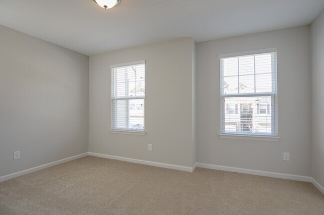 Building Photo - Gorgeous End-Unit Townhome with Spacious Layout!