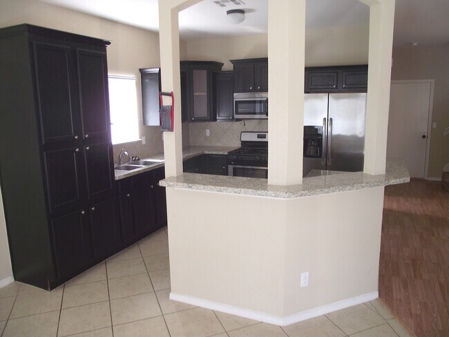 Building Photo - Sandstone Ranch Estates 4Bed/2.5bath Refri...