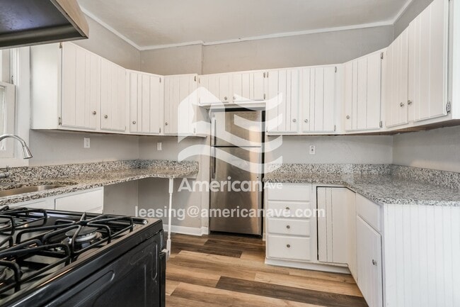 Building Photo - 1202 E Fox St