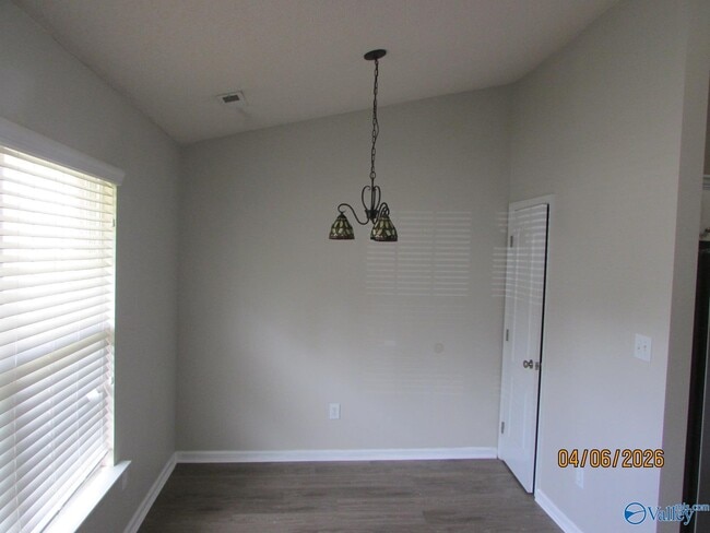 Building Photo - 226 Shadow Ct SW