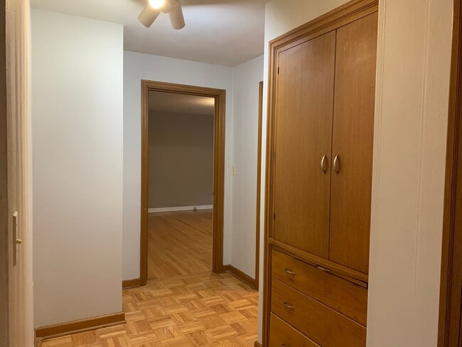 Building Photo - O1100-1106