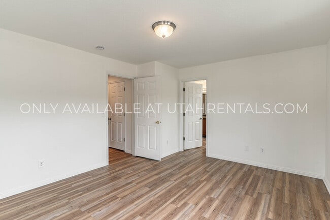 Building Photo - 211 Greenfield Cir