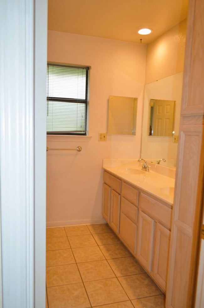 Building Photo - Country setting... on 2.69 acres!